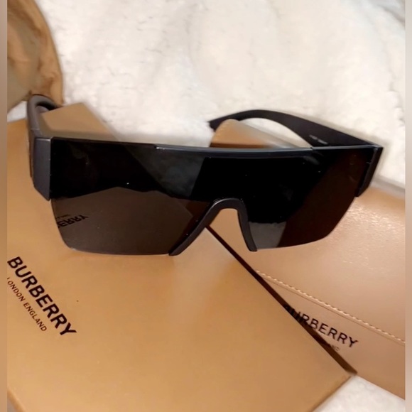 Burberry Sunglasses Matte Black One Size - Picture 1 of 2